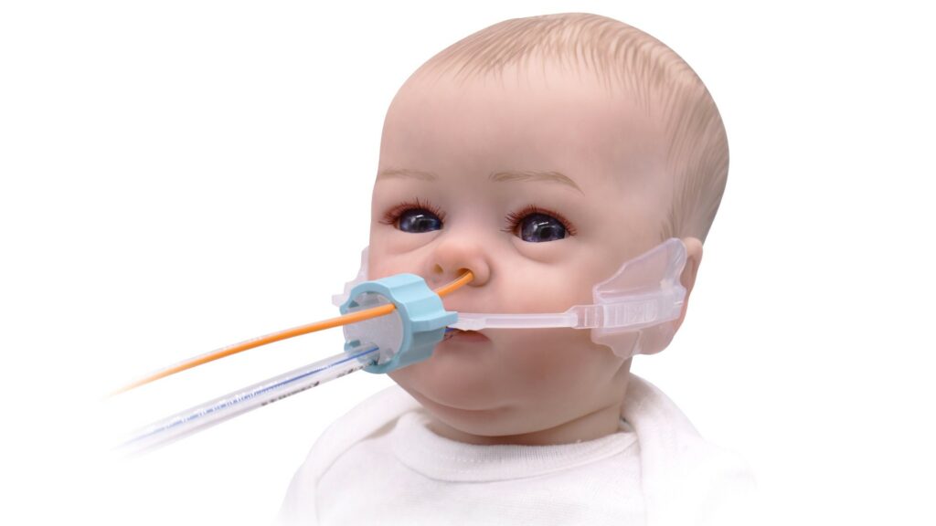 Puppengesicht mit ArcAngel zur Fixierung der nasalen Ernährungssonde und des ET-Tubus